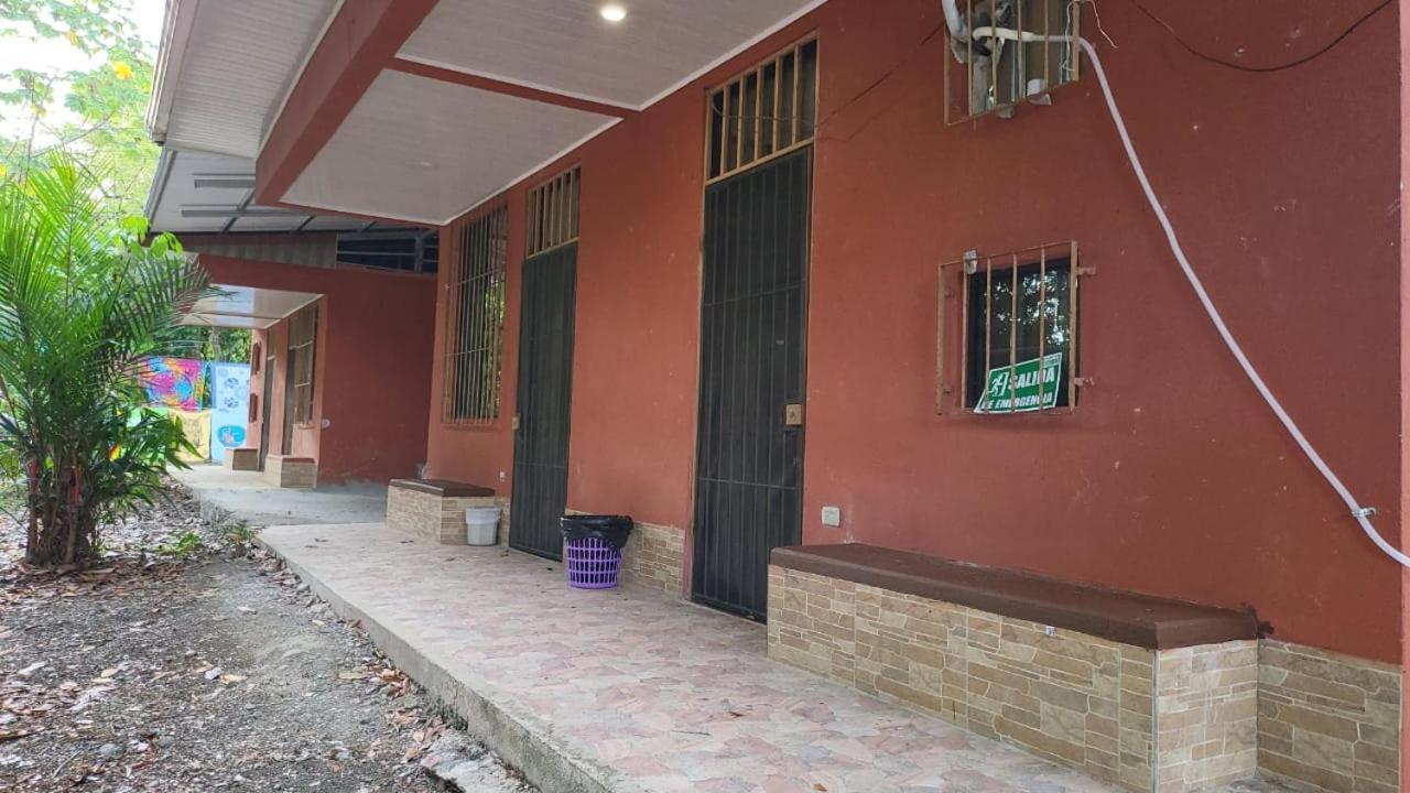 Hostel Manuel Antonio Park Jungle Exterior foto